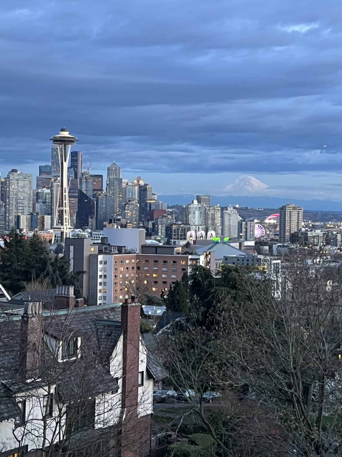 Karry Park viewpoint of Seattle city and mt Rainier 